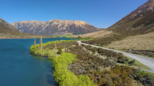 ニュージーランド カンタベリーのピアソン湖沿いの道路の空中ビューニュージーランド カンタベリーのピアソン湖沿いの道路の空中ビュー — ストック動画