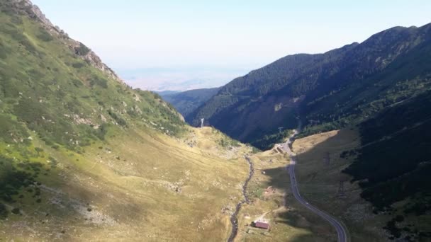ルーマニア トランシルヴァニアのファガラス山脈 車で有名なTransfogaarasan山の曲がりくねった道 ルーマニアで最高の道路上のドローンビュー トランスファガラーサン道路 トップギア トランシルヴァニアアルプス ルーマニア — ストック動画