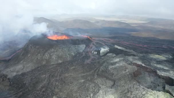 Letecký Pohled Sopku Fagradalsfjall Islandu Chrlící Lávu Kouř — Stock video