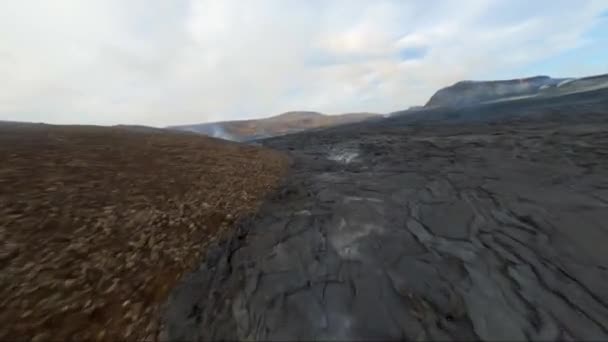 Fpv无人驾驶飞机低空飞越冰原燃烧的熔岩场 — 图库视频影像