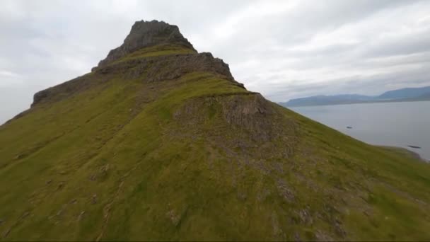 Fpv Drone Proximidad Volando Colina Arriba Sobre Monte Kirkjufell Islandia — Vídeo de stock