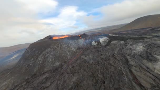 Fpv Drohne Nähert Sich Einem Aktiven Vulkan Island — Stockvideo