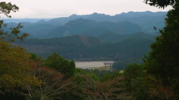 Statisches Weit Entferntes Torii Tor Inmitten Bergiger Waldlandschaften Kumano Kodo — Stockvideo