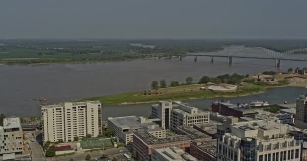 孟菲斯田纳西航空V10圆形平底锅俯瞰泥岛公园 金字塔和市中心城市景观 射击与刺2 X7相机 2020年8月 — 图库视频影像