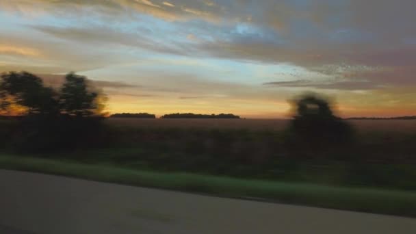 Rijden Bij Zonsondergang Langs Het Platteland — Stockvideo