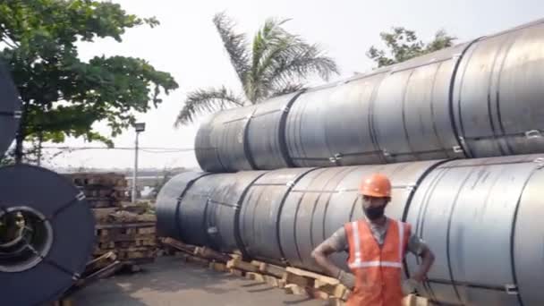 印度果阿港口一辆装有钢制线圈的卡车 西面和头盔的工人 — 图库视频影像