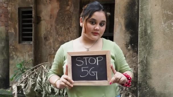Mladá Dívka Držící Tabulku Nápisem Stop Pro Lidi Střední Záběr — Stock video