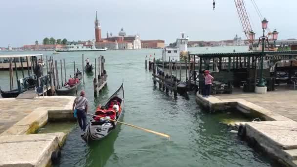 Gondolier Steering Gondola Med San Marco Markuskyrkan Och Campanile Bakgrunden — Stockvideo