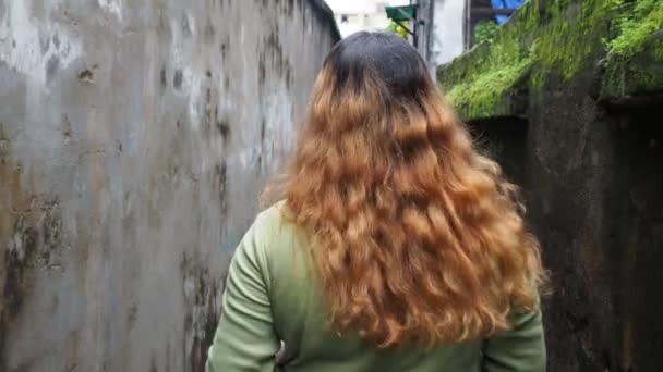 Mujer Turista Joven Caminando Pequeña Calle Día Soleado Vuelve Posar — Vídeo de stock