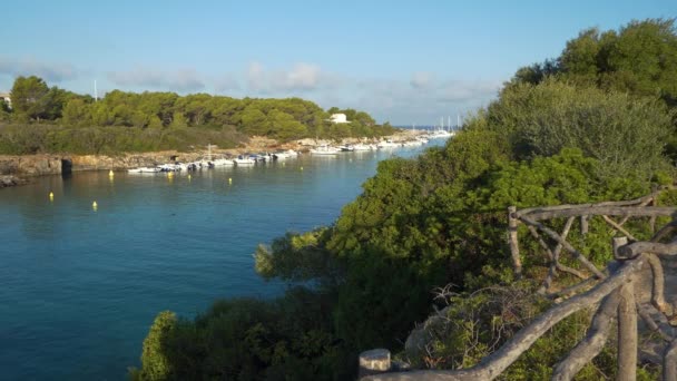 Široký Výhled Vysokého Bodu Dřevěnými Bariérami Cala Santandria Menorce Těsně — Stock video