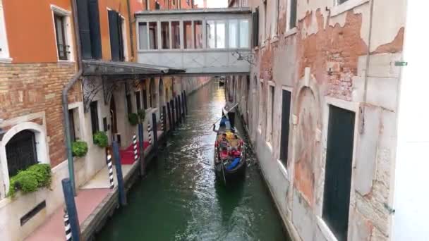 Venedik Talya Bir Kanalda Gondola Binen Iki Turist Gondolcu Sokakları — Stok video