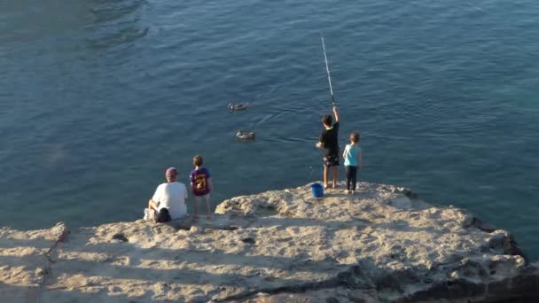 Abuelo Nietos Pescando Cala Santandria Menorca Sentados Una Piedra Cerca — Vídeos de Stock