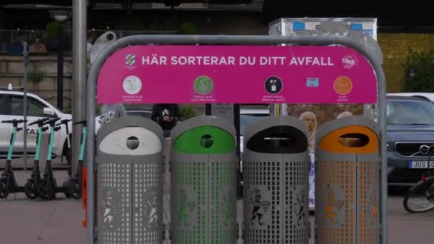 Stacja Recyklingu Göteborgu Szwecja Kolorowymi Pojemnikami Sortowania Odpadów Zbliżenie — Wideo stockowe