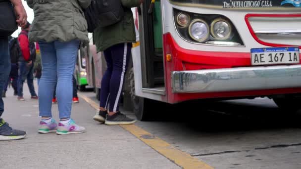 Χαμηλή Γωνία Πυροβολισμό Του Κοινού Που Εισέρχονται Λεωφορείο Στο Μπουένος — Αρχείο Βίντεο