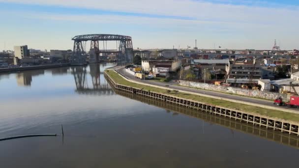 Repülés Matanza Folyó Mentén Old Steel Ferry Bridge Boca Tükröződése — Stock videók