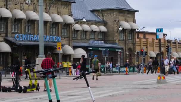 Mensen Voertuigen Drukke Straat Buiten Het Centraal Station Van Göteborg — Stockvideo