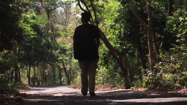 Slow Motion Tiro Adolescente Caminhando Pela Estrada Floresta Bangladesh — Vídeo de Stock