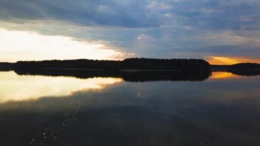 Sunset 'teki Wdzydze Gölü. Havadan çekim. Kazhubia, Polonya.