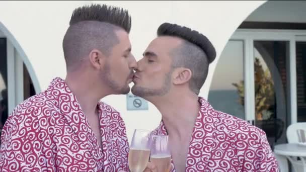 Gay Pareja Amor Usando Batas Beso Beber Champán Celebrar Lgbtq — Vídeo de stock