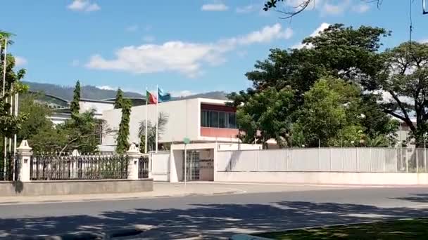 Посольство Португалии Португальским Флагом Дорожным Движением Столице Тиморе Дили Юго — стоковое видео