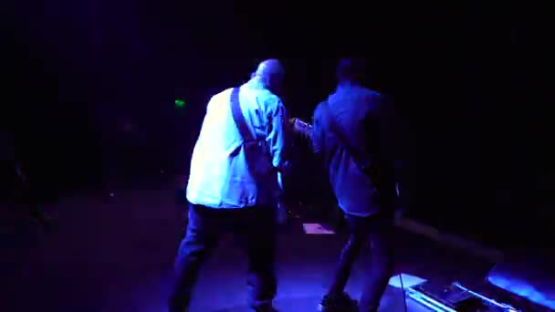 Dois Guitarristas Balançando Palco Durante Show Banda Teatro Entretenimento Tiro — Vídeo de Stock