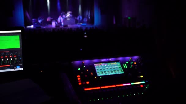 Close Digital Mixing Consoles Light Egy Színházi Zenekar Hangtermében Színpadon — Stock videók