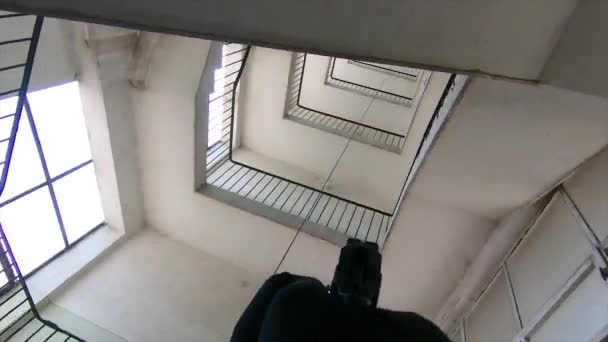 Polisen Siktar Pistol Pov Specialagent Utforskar Farlig Byggnad — Stockvideo