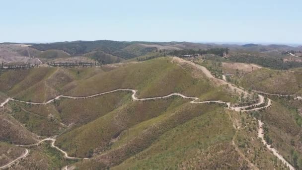 Vuelo Dron Sobre Montañas Valles Con Pequeños Caminos Forestales Con — Vídeo de stock