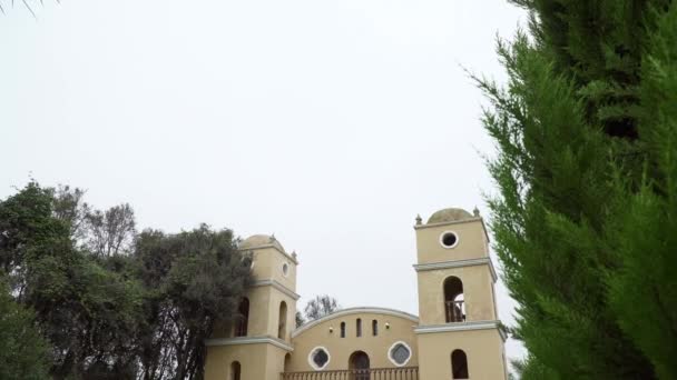 Tilting Shot Revealing Beautiful Facade Church Virgen Puerta Pachacamac Lima — Vídeos de Stock