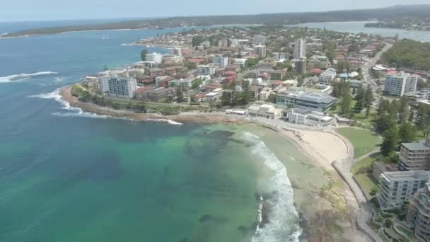 澳大利亚悉尼克罗努拉海滩的空中旋转无人机图像 从空中俯瞰海滨美丽的城市 在4K内开枪 — 图库视频影像