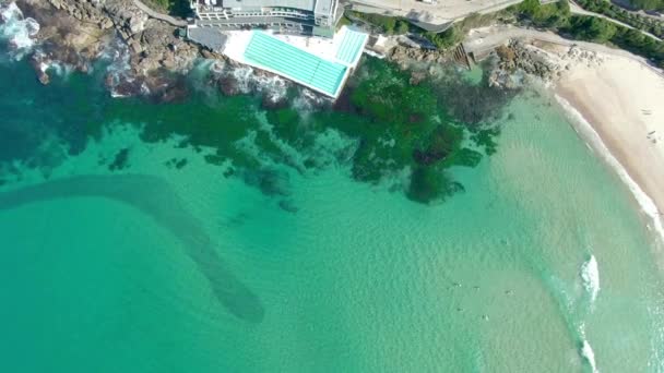Aerial Drone Shot Waves Colidindo Com Bondi Icebergs Rockpool Drone — Vídeo de Stock