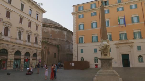 Turisták Csoportja Lovaskocsi Utcai Művészek Piazza Della Minerva Téren Rómában — Stock videók