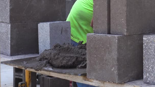 Hombres Trabajando Nuevo Edificio Con Lechada Primer Plano — Vídeo de stock