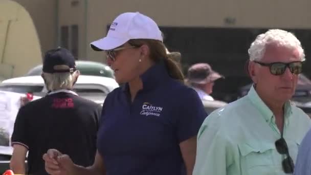 Caitlyn Jenner Présente Pour Gouverneur Californie — Video