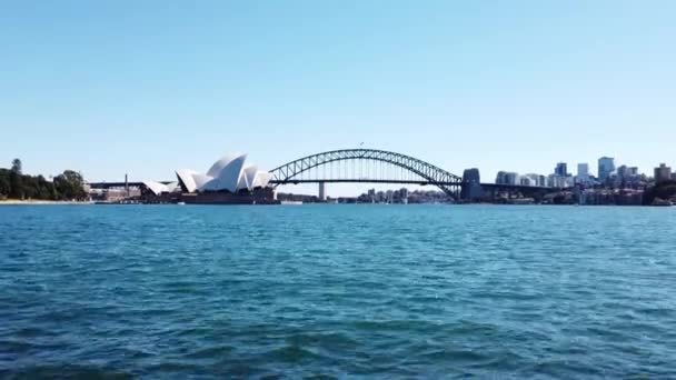 Sydney Opera House Och Harbour Bridge Vid Port Jackson Bay — Stockvideo