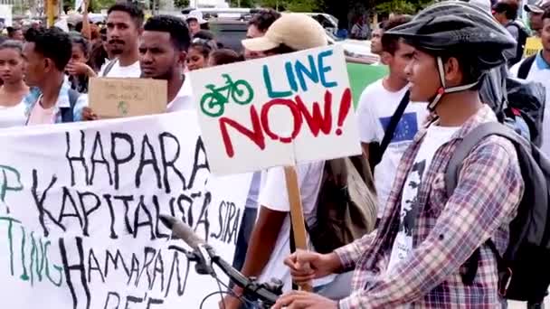 Folk Samlas Marscherar Och Håller Cykelbana Underteckna Klimatförändring Marsch Huvudstaden — Stockvideo