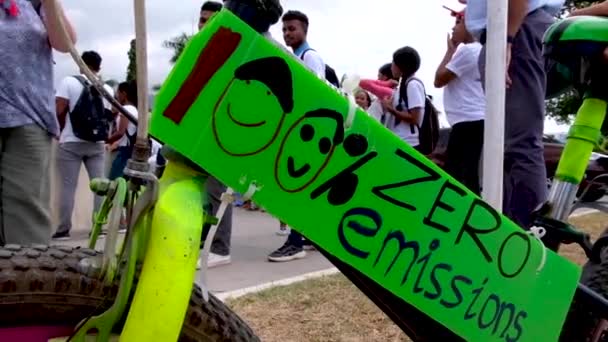Persone Che Raccolgono Marcia 100 Zero Emissioni Segno Bicicletta Marcia — Video Stock