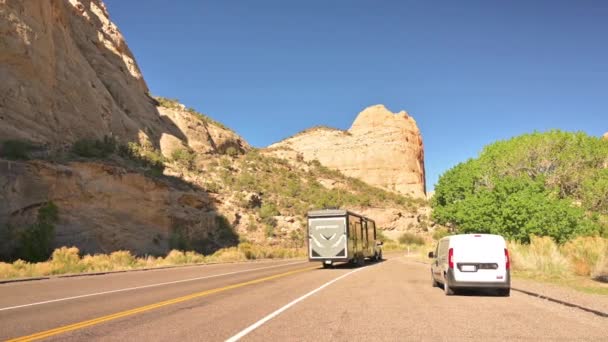 Traffic Highway Passing Steep Sandstone Canyons Capitol Reef National Park — Vídeo de Stock