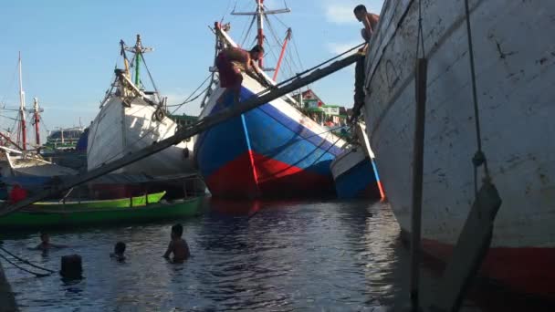 Niños Pescadores Jugando Bañándose Cerca Del Barco Inclinado — Vídeos de Stock