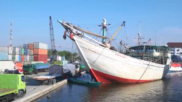 Vissersboot Zoek Naar Vis Die Overdag Pier Leunt — Stockvideo