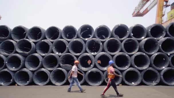 Werknemers Lopen Voor Metalen Spoelen Bij Staalfabrieken India Tracking View — Stockvideo