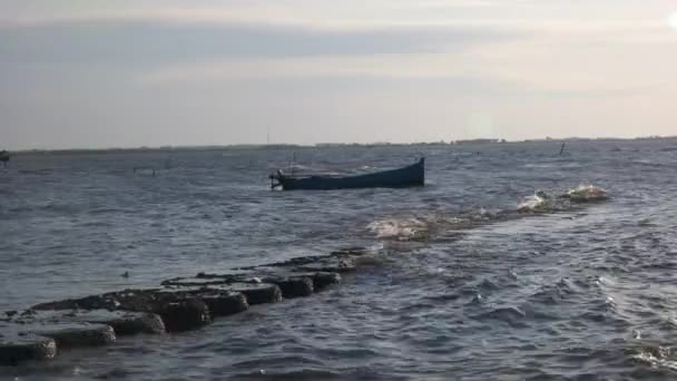 Ein Fischerboot Das Ufer Festgemacht Hat — Stockvideo