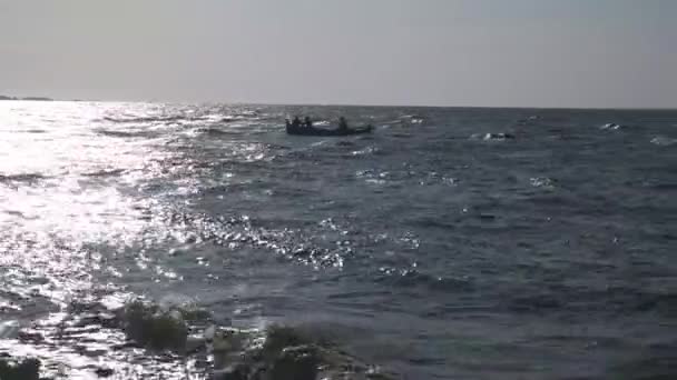 Barcos Pesca Que Cruzan Mar Por Tarde — Vídeos de Stock