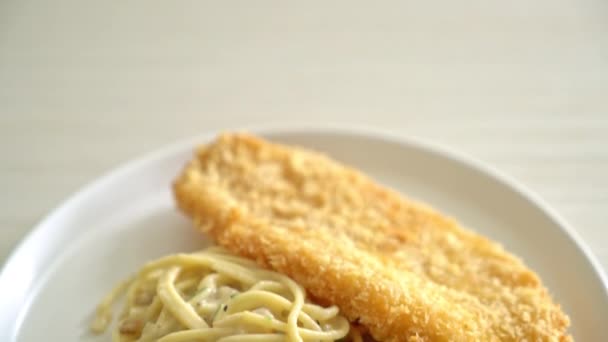 Hausgemachte Spaghetti Pasta Weiße Sahnesoße Mit Gebratenem Fisch — Stockvideo