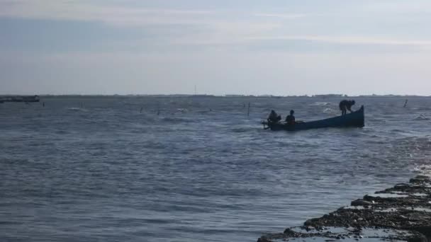 Fischer Die Ein Boot Für Die Fahrt Auf Dem Meer — Stockvideo