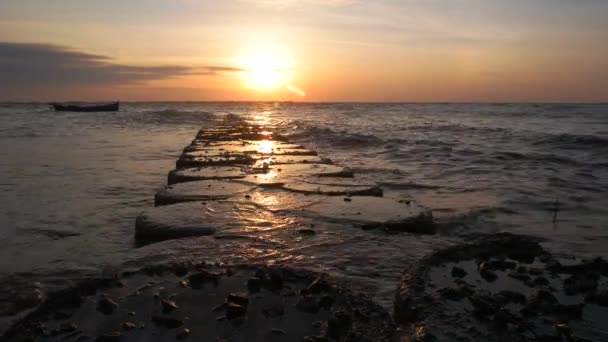 沈む夕日の海の真ん中にある4Kの太陽 — ストック動画