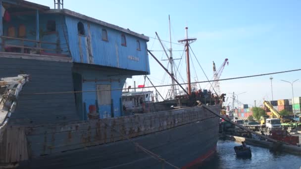 Vissersboot Leunend Pier — Stockvideo