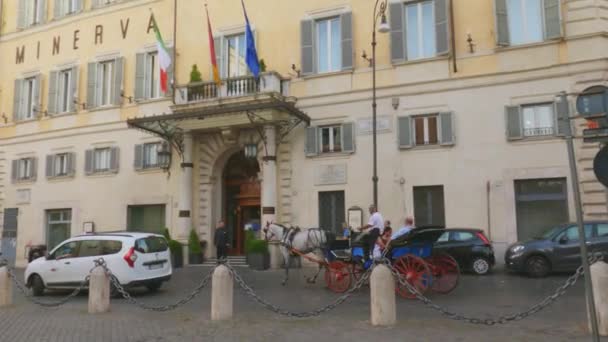 Touristische Pferdekutsche Auf Der Piazza Della Minerva Mit Elefant Und — Stockvideo