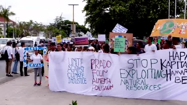 Giovani Che Riuniscono Marciano Tengono Uniti Contro Segno Dell Ingiustizia — Video Stock