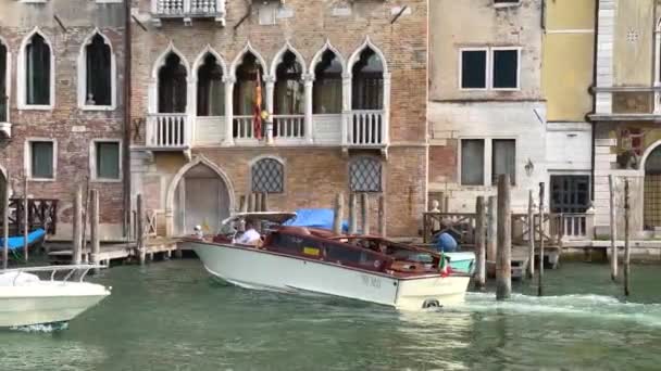 Gazdag olasz férfi magánhajója dokkol a kikötőben a Vízparti Ház előtt. Velence, Olaszország Életmód.